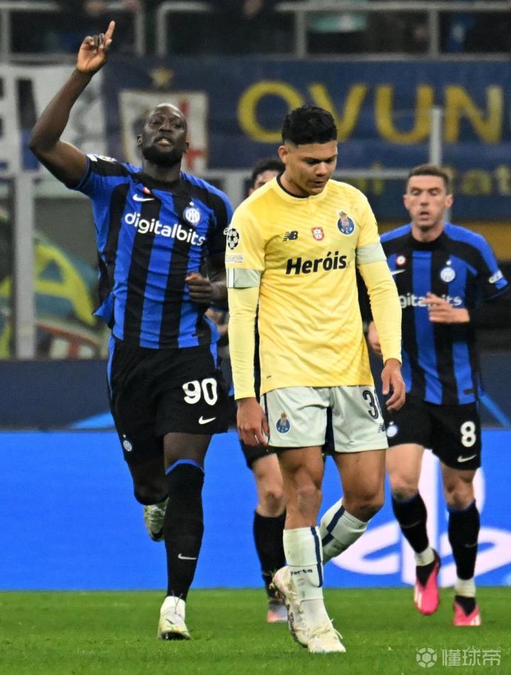 包含里程碑夜本菲卡完成体检；英超今晚刷纪录；更衣室稳定；赛程密集仍需轮换的词条