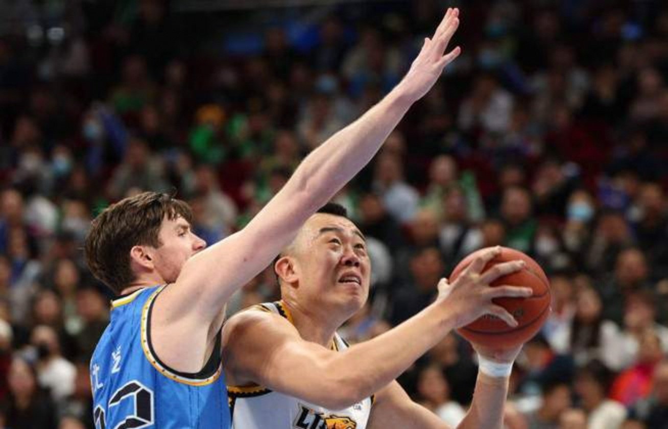 里程碑夜里尔扳平良机，CBA季后赛赛后刷纪录，质疑声仍在，心理建设被强调的简单介绍