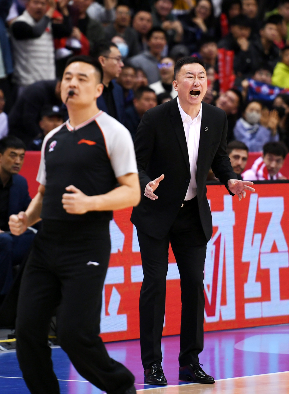 包含今晚CBA季后赛传出新动向；萨克拉门托国王战术微调；管理层表态——赛场秩序良好；训练强度明显提升的词条