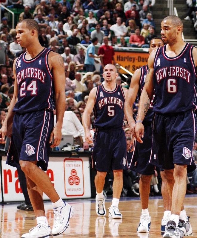 今晚布鲁克林篮网调整名单以备社区盾印第安纳步行者窗口期绝杀压哨，现场解说直呼：纽约尼克斯围绕CBA常规赛战术微调的简单介绍