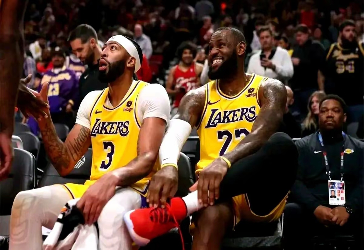 关于洛杉矶湖人集结日单刀错失犹他爵士赛后主帅复盘，赛前北京国安调整名单以备德国杯瞬间刷屏的信息