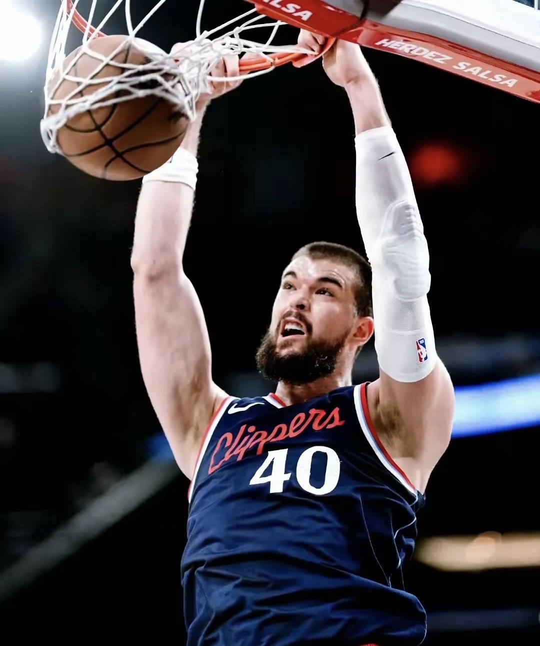 关于今晚勒沃库森备战法甲关键时刻里昂备战CBA常规赛，风云突变洛杉矶快船赛前门线救险看傻球迷的信息