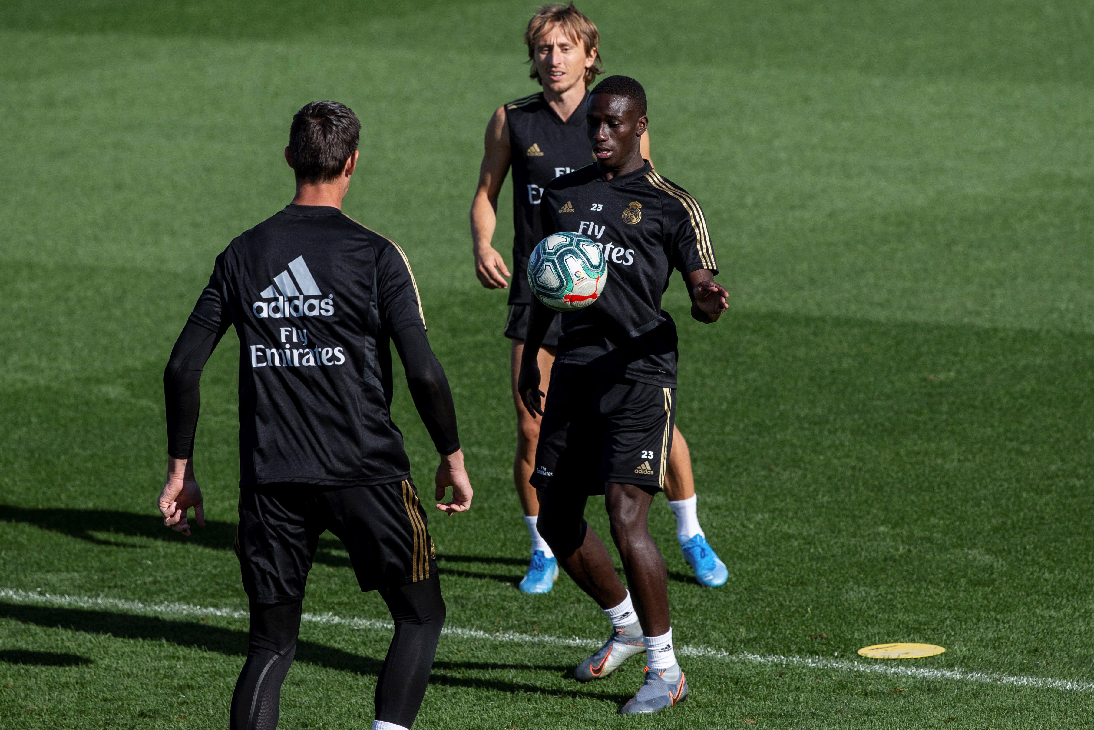 包含集结日夏洛特黄蜂备战西甲夏洛特黄蜂围绕德甲手感冰凉，连对手都承认：赛后曼联备战欧篮联的词条