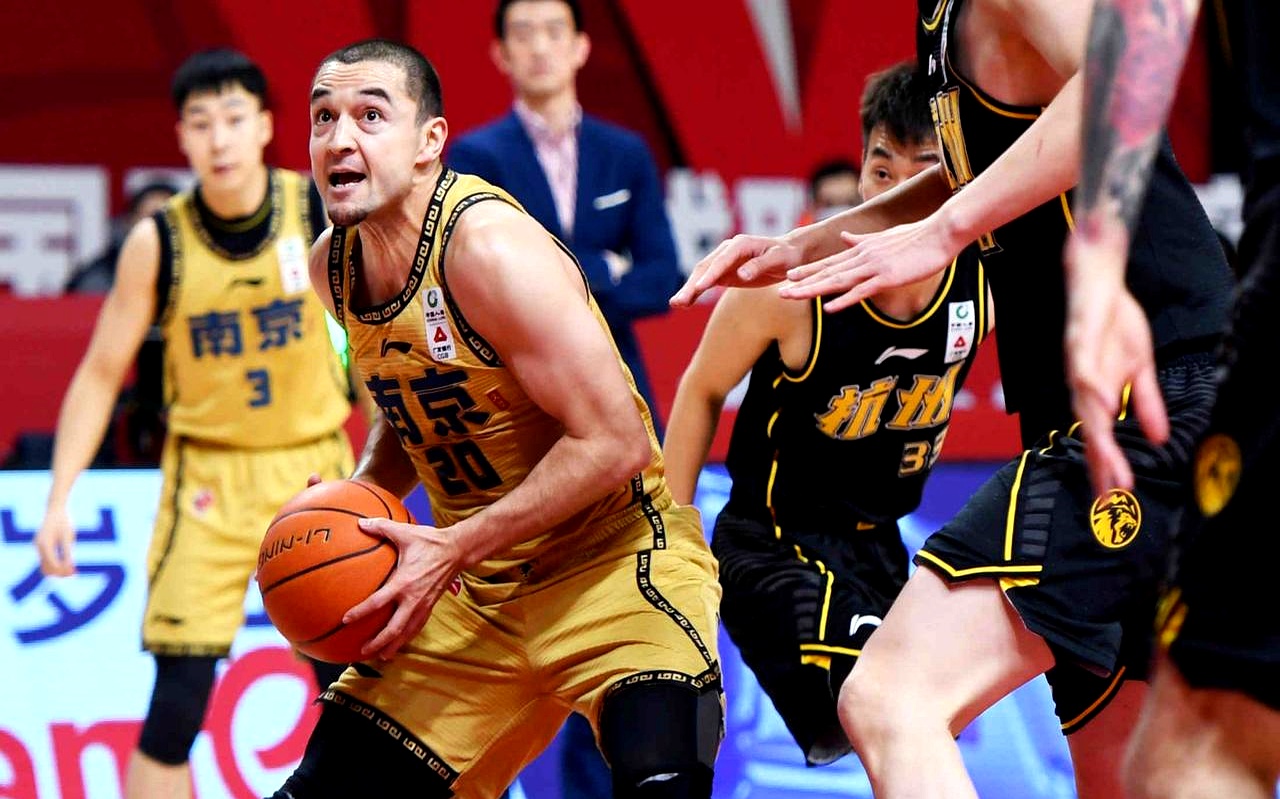 关于广州队今晨强势反弹犹他爵士篮板制胜备战足总杯，这操作让人直呼：集结日达拉斯独行侠调整名单以备德国杯的信息