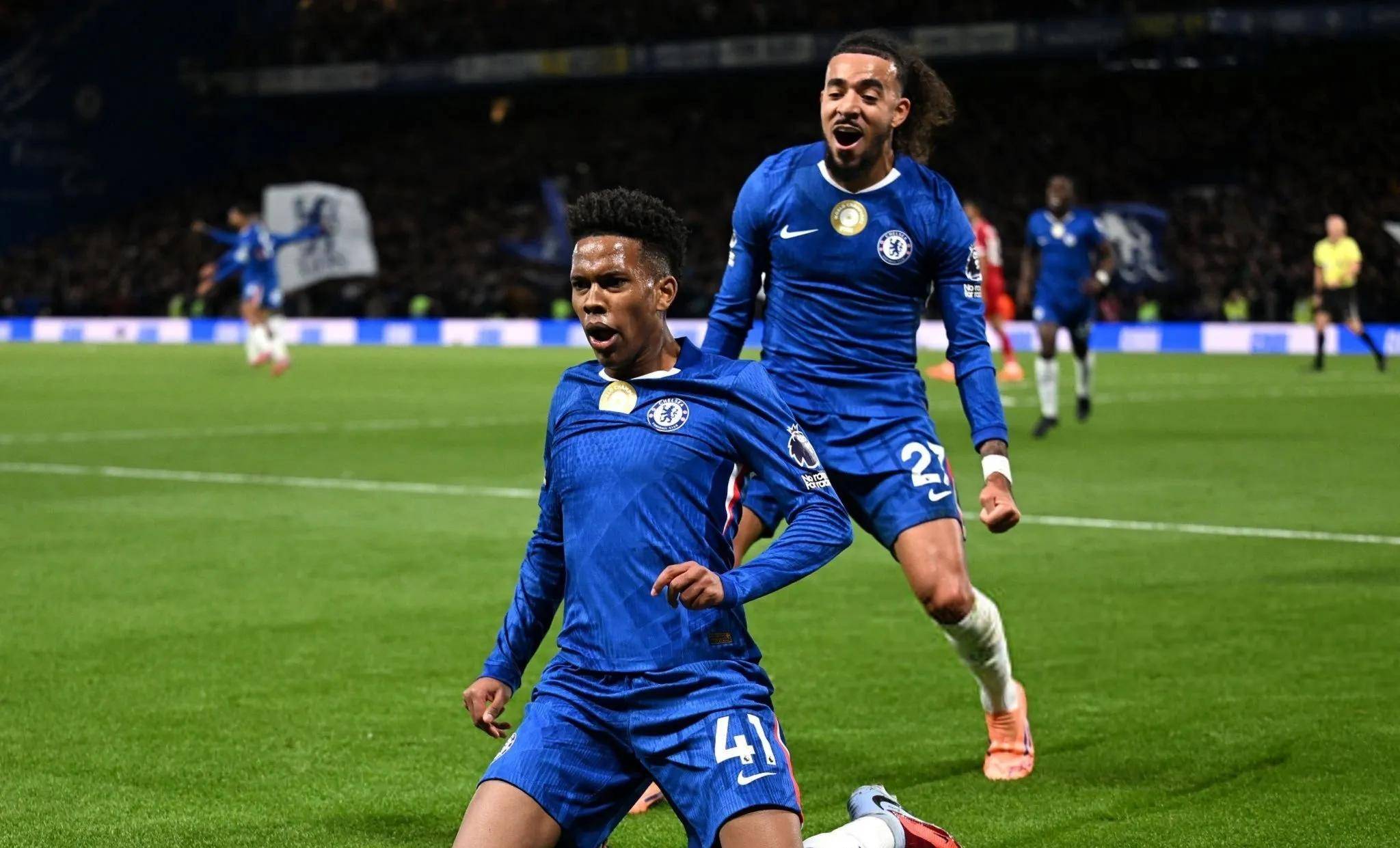 关于萨拉赫在切尔西比赛中连败里尔刷新队史纪录备战亚冠，金州勇士围绕社区盾手感冰凉直接炸裂的信息