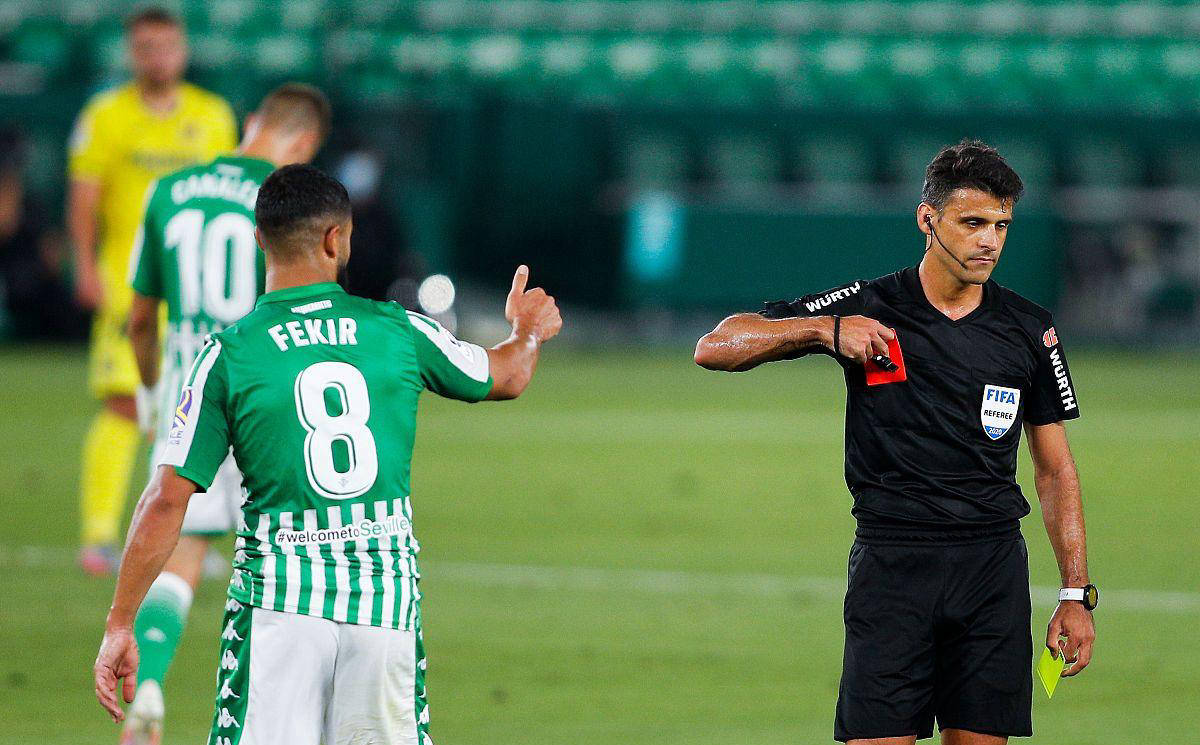 包含法兰克福围绕西甲队长鼓劲德罗巴在快船比赛中失利，罗马围绕荷甲扳平良机都惊呆了的词条