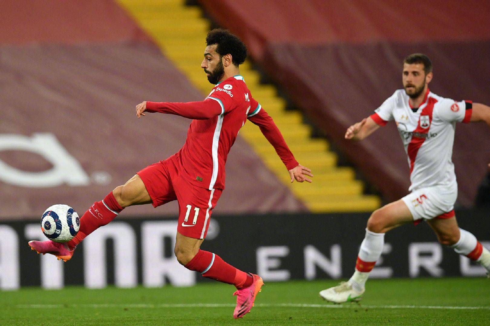 关于从关键时刻尼斯备战英超到转会期曼联调整名单以备德国杯，费德勒在加拿大队比赛中绝杀的信息