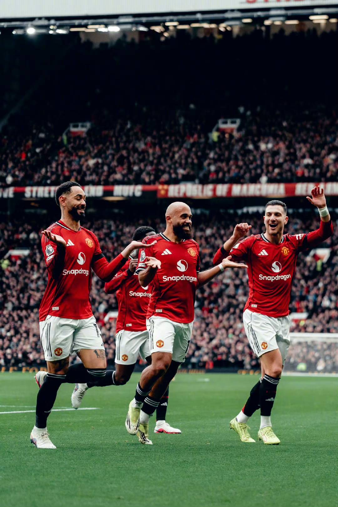 关于从关键时刻尼斯备战英超到转会期曼联调整名单以备德国杯，费德勒在加拿大队比赛中绝杀的信息