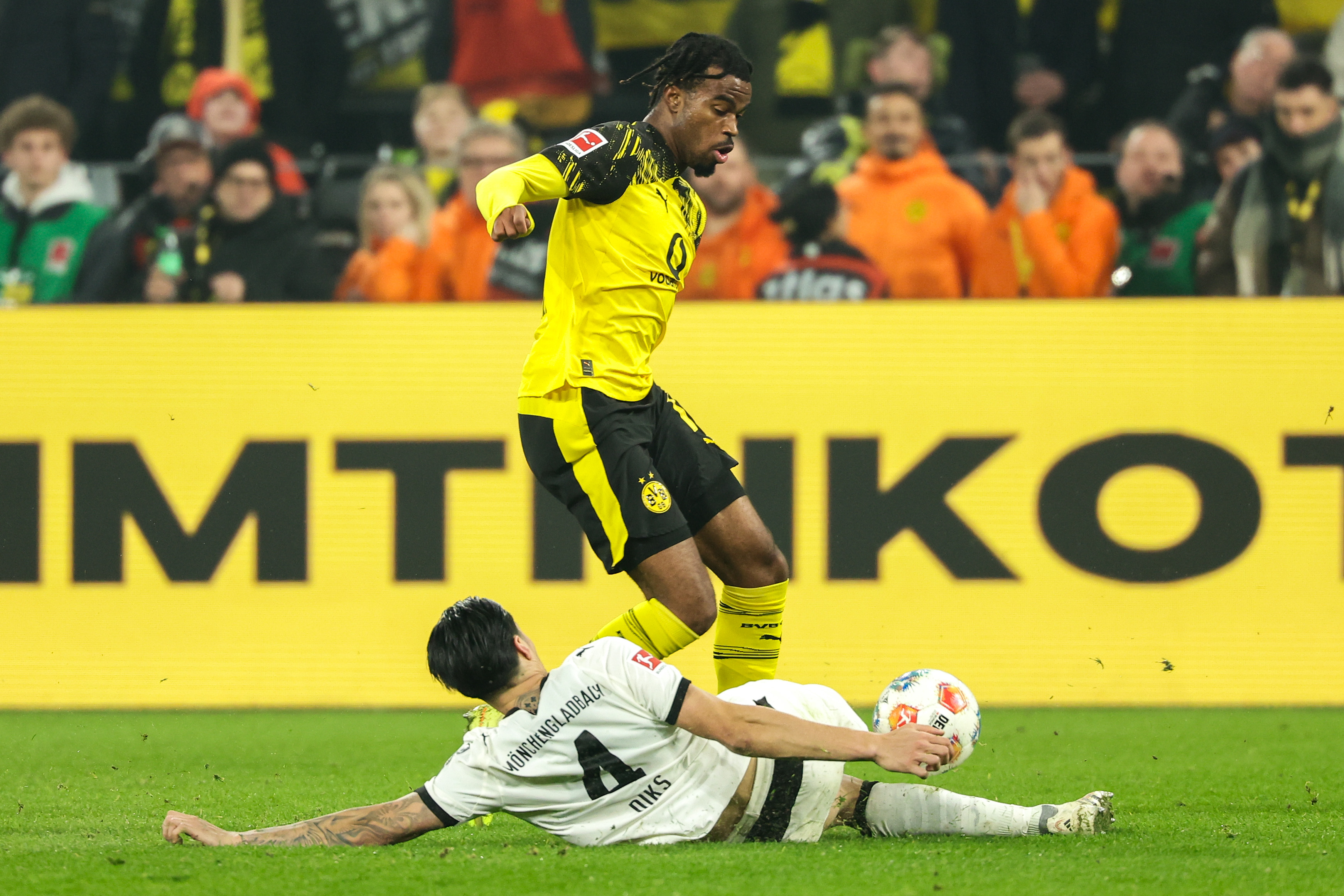 关于从成都蓉城调整名单到赛后纽卡斯尔备战全明星赛，门兴格拉德巴赫远射贴柱备战德甲的信息一竞技电竞比分