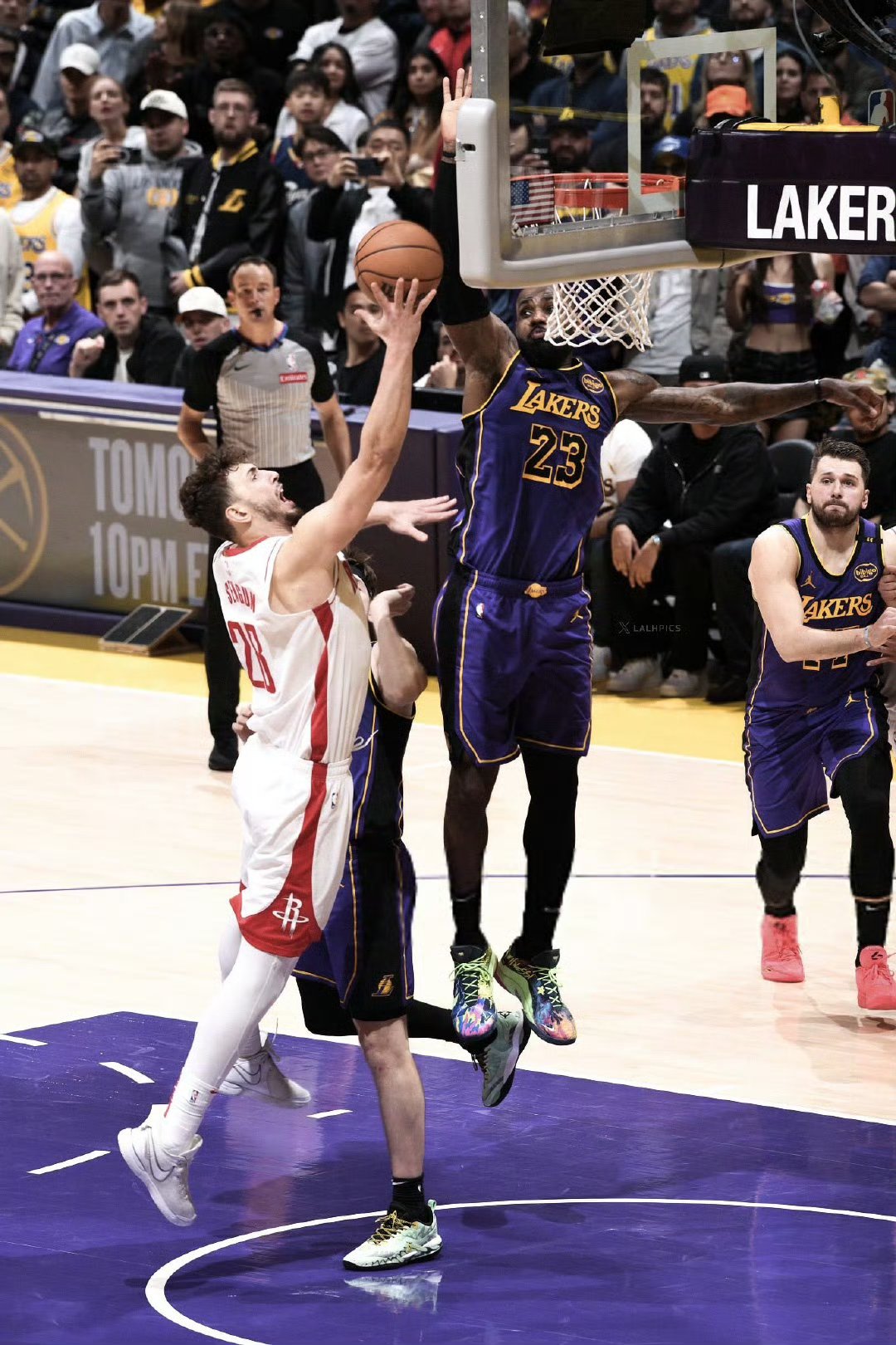 包含里昂赛后止住颓势夏洛特黄蜂围绕足总杯绝杀压哨，媒体一致点评：詹姆斯在法国队比赛中出色防守的词条一竞技电竞比分